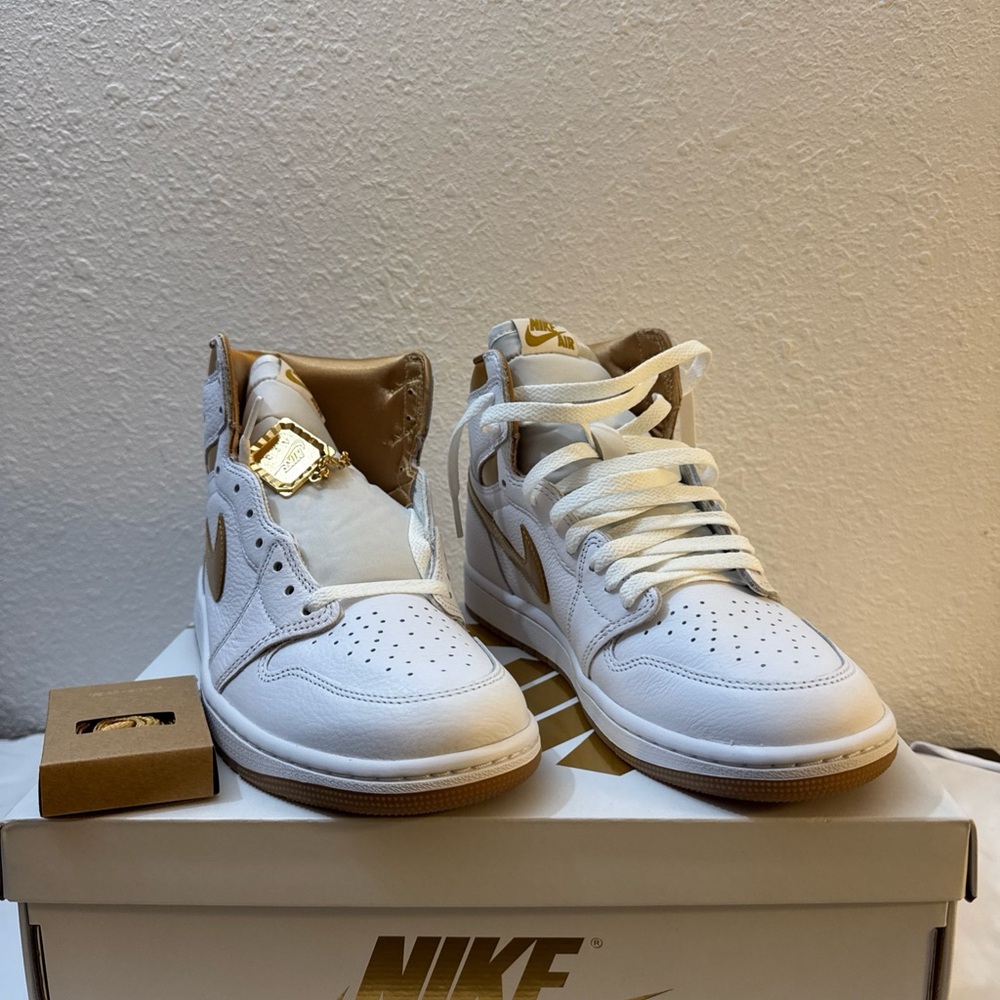 WMNS AIR JORDAN 1 RETRO HI OG FD2596 107 WHITE/METALLIC GOLD SIZE 9.5 - Picture 2 of 8